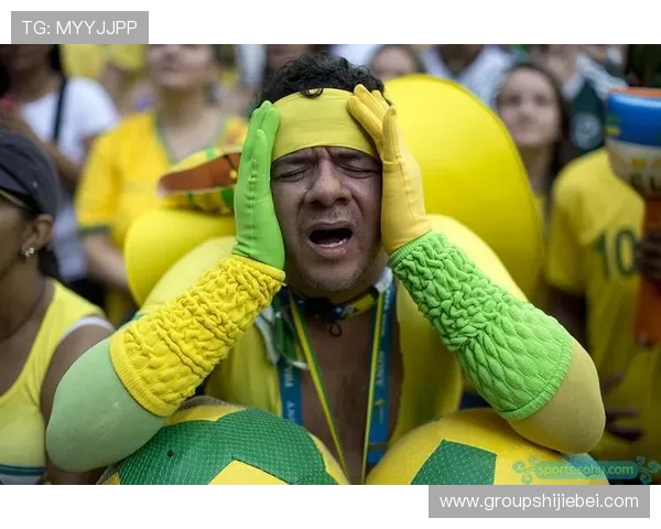 世界杯球迷的疯狂行为：他们在现场点燃了激情的火焰，展现出无与伦比的热情与狂热